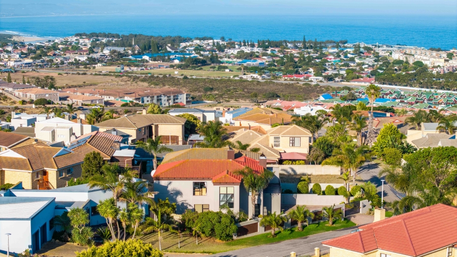 4 Bedroom Property for Sale in Menkenkop Western Cape